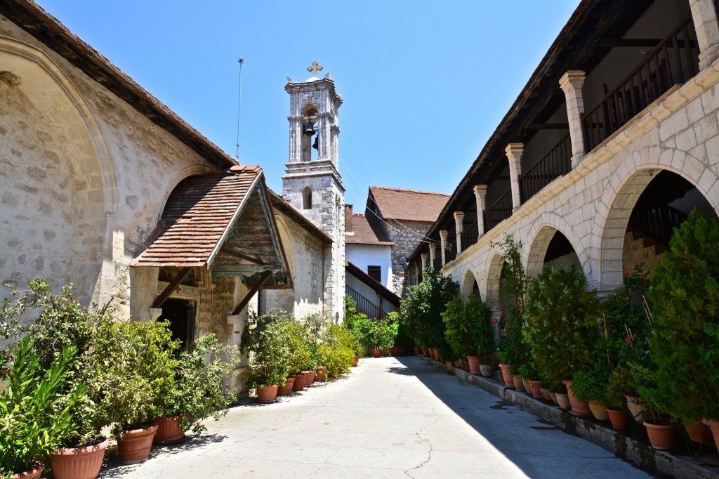 Viinitilalta luostariin – Kypros